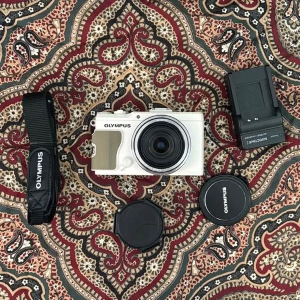 OLYMPUS Stylus XZ-2 White 12.0MP 4x Digital Camera